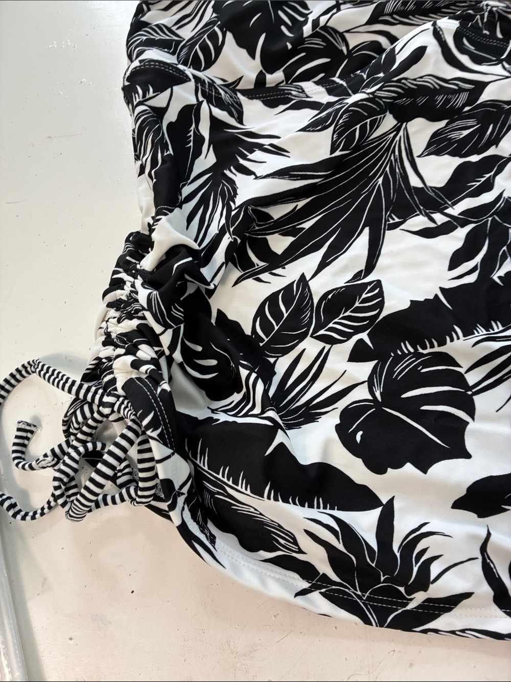 Old Navy XXL Black and White Floral Print Halter Style Tankini Swimsuit Top - Picture 3 of 6